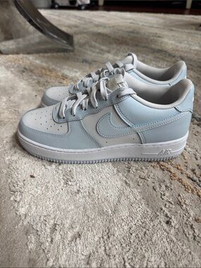 Nike unisex 6.5Y Light Blue & White Low-Top Sneakers
